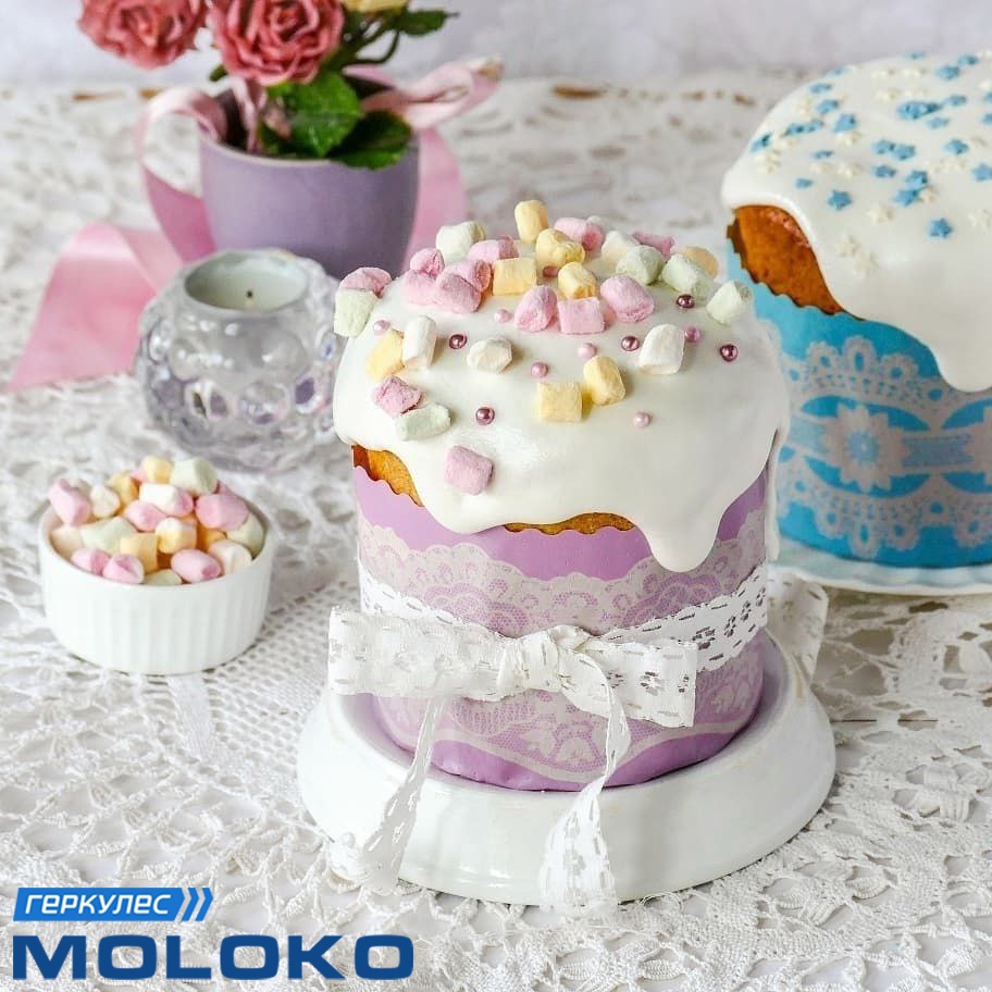 Цветочки из маршмеллоу на куличи пасхальные. Кулич с безе. Украшение куличей безешками. Куличи украшенные меренгой.