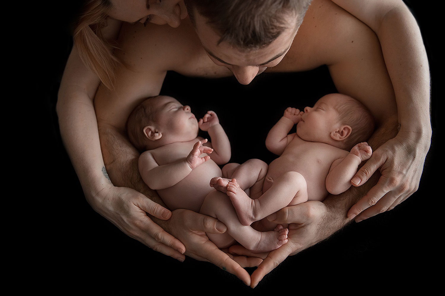 Новорожденный мальчик родители. Фотосессия с новорожденным. Семья с двойней. Семейная фотосессия с двойняшками. Счастливая семья с двойней.
