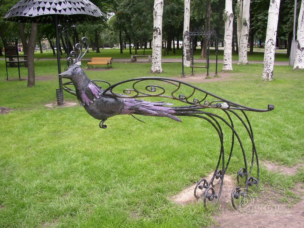 Загадочный парк с живыми металлическими фигурами
