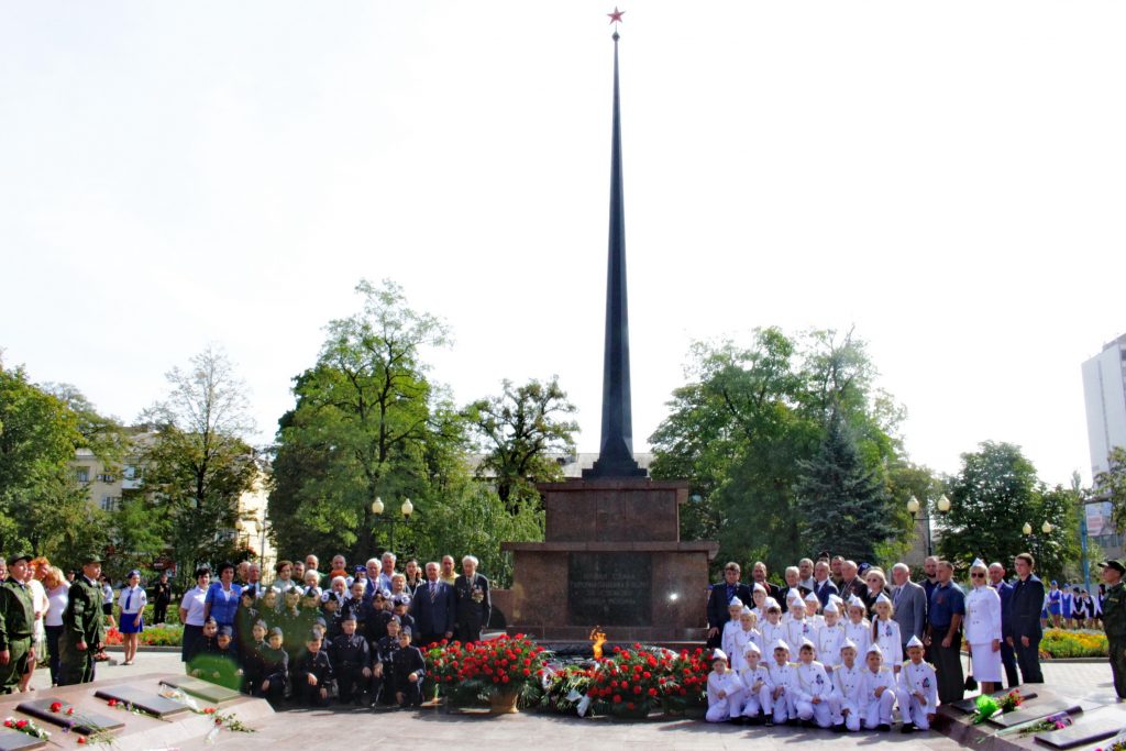 День макеевки. Сквер славы Макеевка. Макеевка Донецкой области вечный огонь. Памятник вечный огонь Макеевка. Памятник в сквере славы Макеевки.