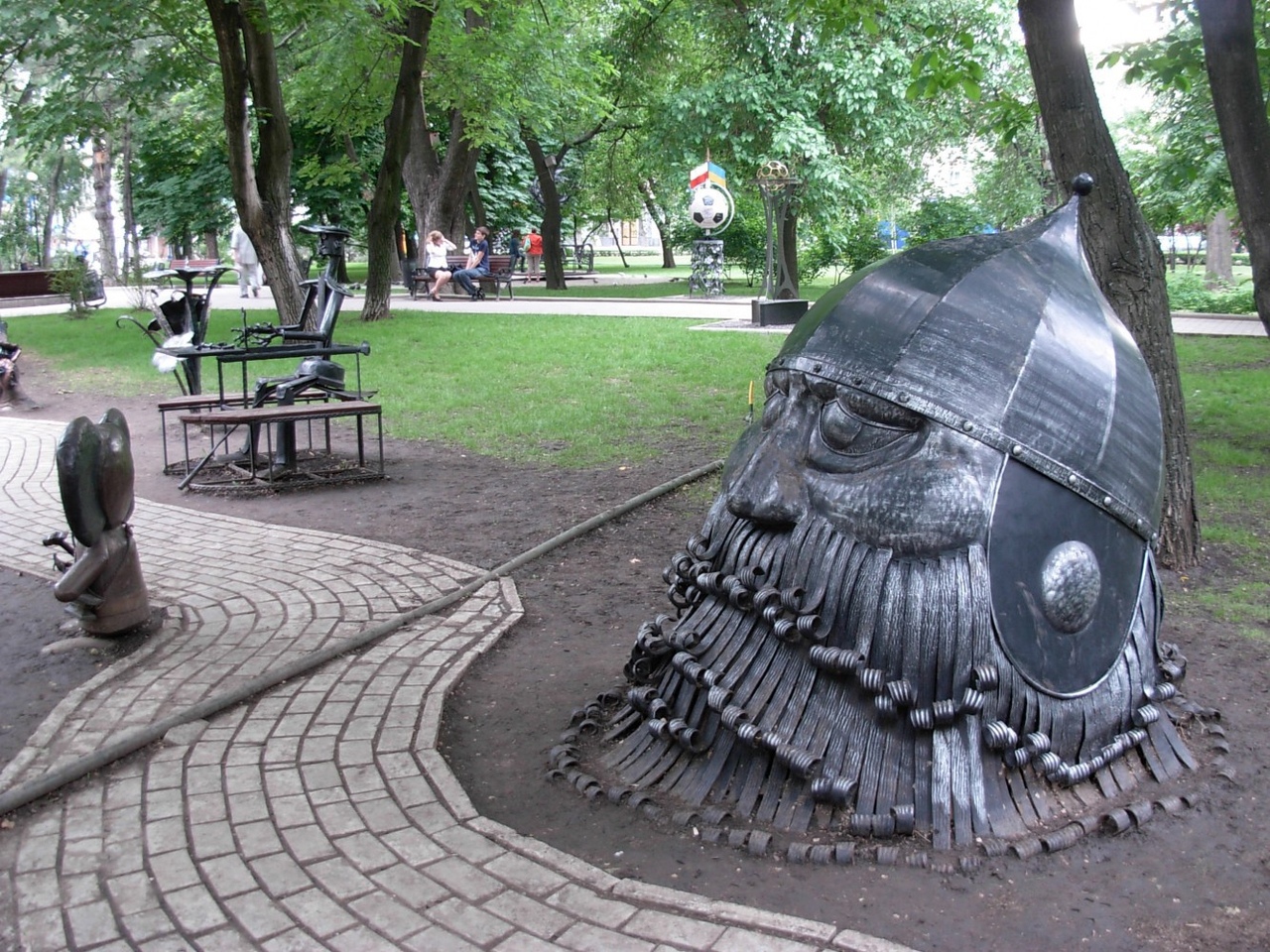 Завораживающие металлические скульптуры в парке с изящными рисунками